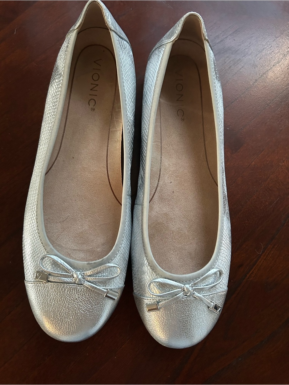 Vionic Silver Textured Ballet Flats with Bow size 10
